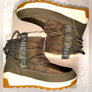 NWT JANE AND THE SHOE TAUPE BOOTS. Size 7.